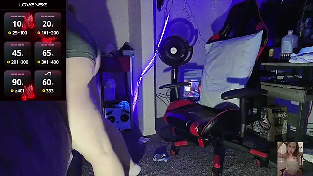 Snapshot of Blondiewithanass chatting on April 8, 7:03 pm Blondiewithanass online show from April 8, 7:03 pm