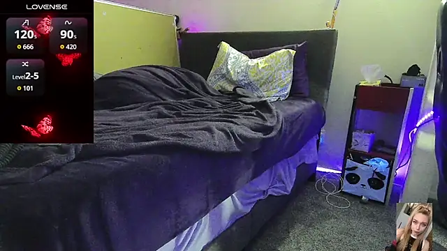 Snapshot of Blondiewithanass chatting on April 10, 8:30 am Blondiewithanass online show from April 10, 8:30 am