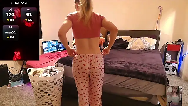 Snapshot of Blondiewithanass chatting on April 12, 8:08 am Blondiewithanass online show from April 12, 8:08 am