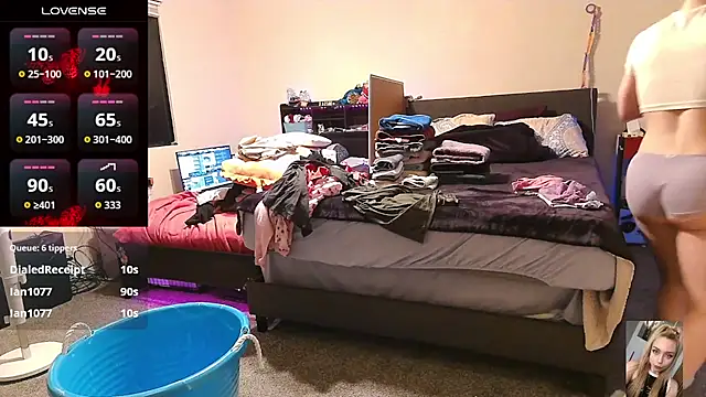 Snapshot of Blondiewithanass chatting on April 16, 4:57 am Blondiewithanass online show from April 16, 4:57 am