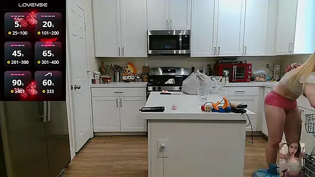 Blondiewithanass online show from July 3, 4:35 pm