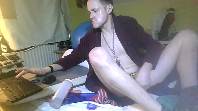Snapshot of londonfuckwhore chatting on January 31, 4:25 am londonfuckwhore online show from January 31, 4:25 am