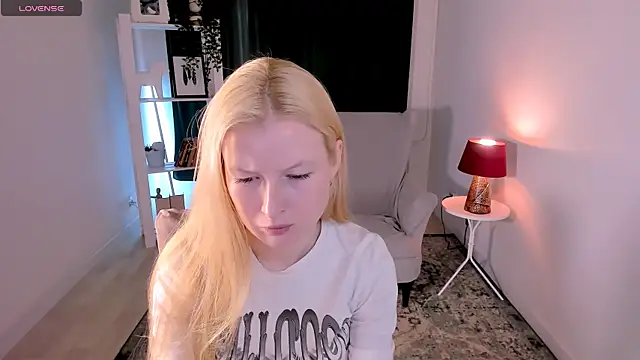 Snapshot of Laly_Peach chatting on July 18, 8:18 am Laly Peach online show from July 18, 8:18 am