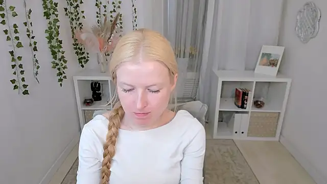 Snapshot of Laly_Peach chatting on July 24, 7:50 am Laly Peach online show from July 24, 7:50 am