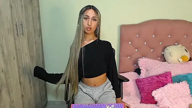 Snapshot of camy_doll chatting on December 5, 1:36 am camy doll online show from December 5, 1:36 am