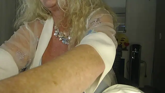 Snapshot of THESensualhorny chatting on March 4, 12:44 pm THESensualhorny online show from March 4, 12:44 pm