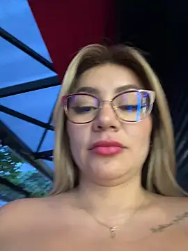Snapshot of DIANITA_1988 chatting on December 21, 10:40 pm DIANITA 1988 online show from December 21, 10:40 pm