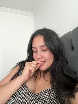 Nina lovi online show from December 8, 9:30 pm