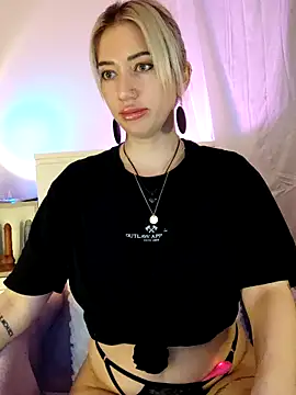 Snapshot of Fuck-Gina chatting on April 27, 9:24 pm Fuck-Gina online show from April 27, 9:24 pm