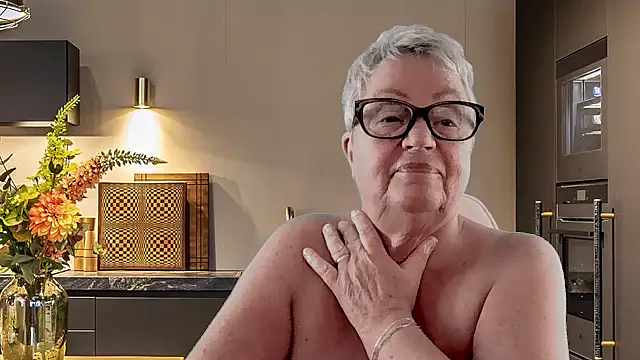 GrannyChrissy68 online show from March 3, 9:21 pm