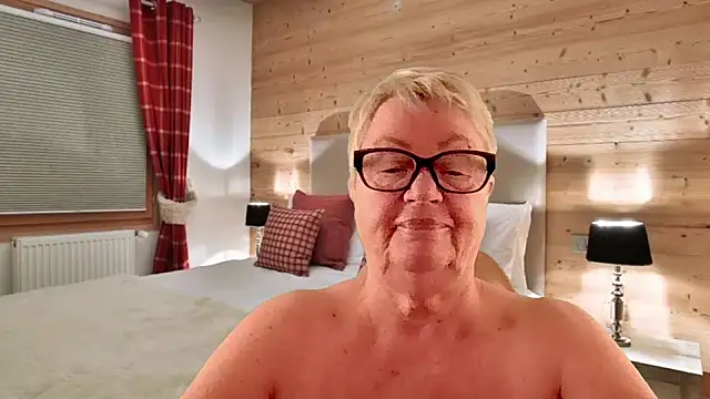GrannyChrissy68 online show from March 31, 1:33 pm