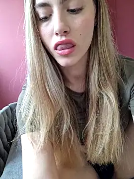 Snapshot of RubyRubin chatting on May 13, 12:02 pm RubyRubin online show from May 13, 12:02 pm