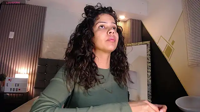 Snapshot of ximena_diaz chatting on December 13, 7:43 pm ximena diaz online show from December 13, 7:43 pm