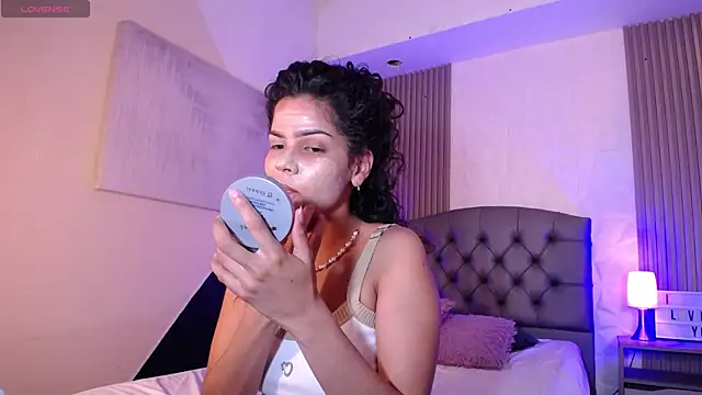 Snapshot of ximena_diaz chatting on February 6, 7:40 pm ximena diaz online show from February 6, 7:40 pm