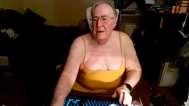 Snapshot of Toastir chatting on December 8, 1:13 am Toastir online show from December 8, 1:13 am