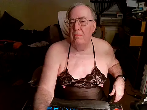 Snapshot of Toastir chatting on December 16, 12:04 am Toastir online show from December 16, 12:04 am