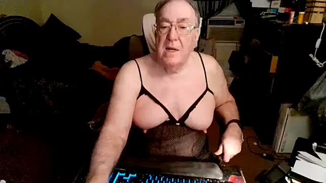 Snapshot of Toastir chatting on December 18, 1:34 pm Toastir online show from December 18, 1:34 pm