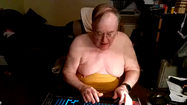 Snapshot of Toastir chatting on December 19, 10:32 pm Toastir online show from December 19, 10:32 pm