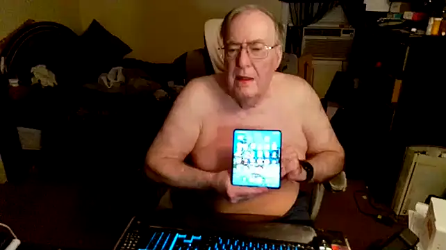 Snapshot of Toastir chatting on December 21, 1:04 am Toastir online show from December 21, 1:04 am