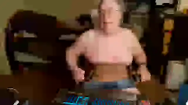 Snapshot of Toastir chatting on February 26, 2:37 am Toastir online show from February 26, 2:37 am