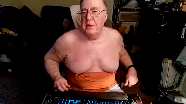 Snapshot of Toastir chatting on September 27, 8:03 pm Toastir online show from September 27, 8:03 pm