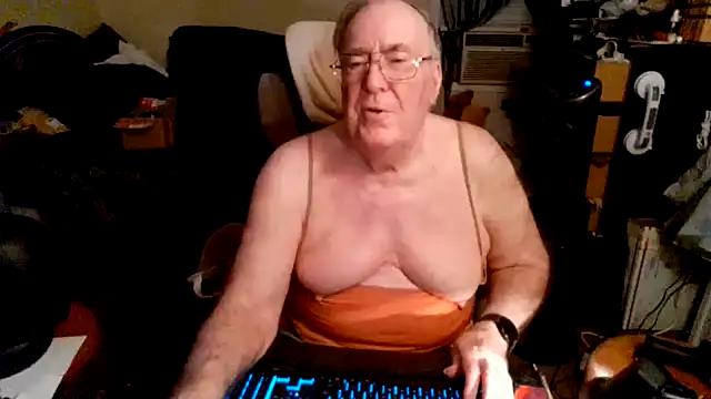 Snapshot of Toastir chatting on October 15, 12:55 am Toastir online show from October 15, 12:55 am