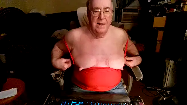 Snapshot of Toastir chatting on October 28, 8:22 pm Toastir online show from October 28, 8:22 pm