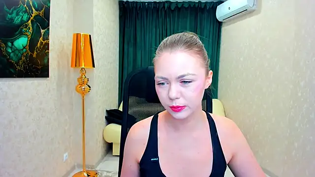Snapshot of Strawberrye chatting on February 10, 3:24 am Strawberrye online show from February 10, 3:24 am
