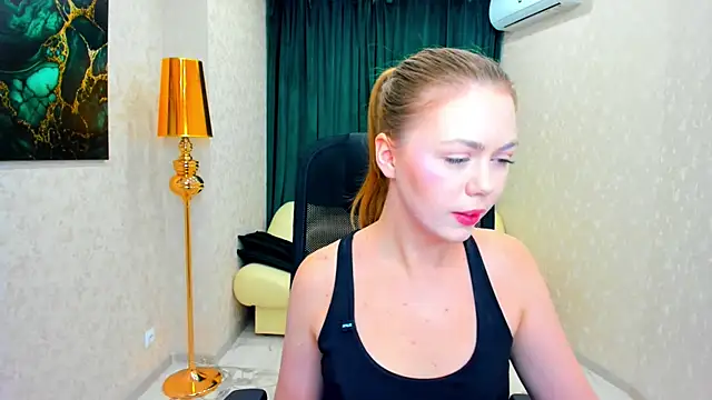 Snapshot of Strawberrye chatting on February 10, 6:31 am Strawberrye online show from February 10, 6:31 am