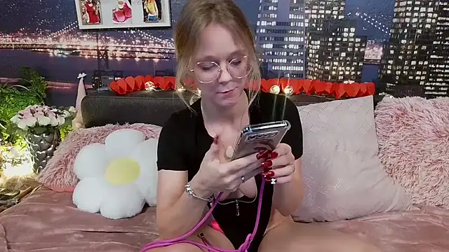 little-leni online show from February 16, 2:43 pm