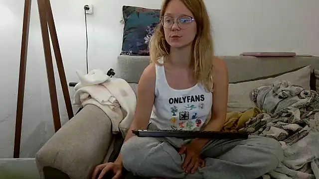 little-leni online show from September 27, 8:47 pm