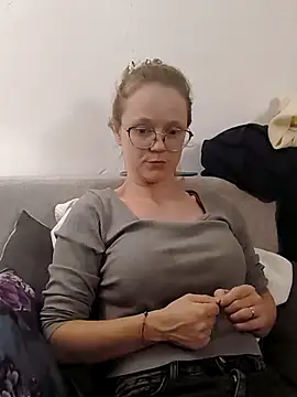 little-leni online show from October 10, 8:30 pm