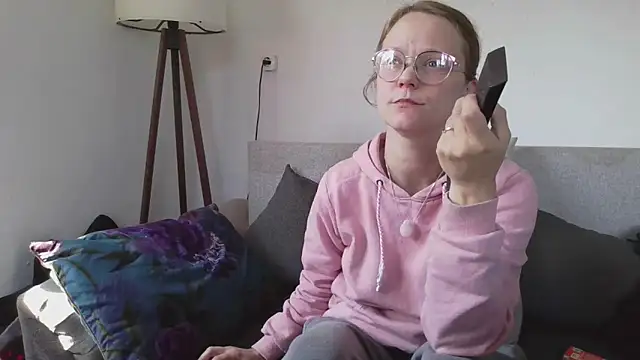 Snapshot of little-leni chatting on April 1, 10:38 am little-leni online show from April 1, 10:38 am