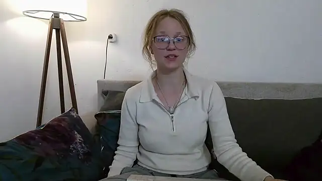 Snapshot of little-leni chatting on April 8, 8:20 pm little-leni online show from April 8, 8:20 pm