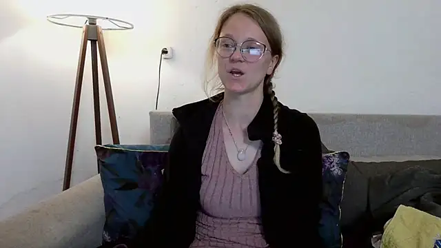 Snapshot of little-leni chatting on April 11, 8:46 pm little-leni online show from April 11, 8:46 pm