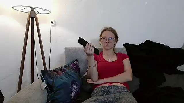 Snapshot of little-leni chatting on April 24, 8:33 pm little-leni online show from April 24, 8:33 pm