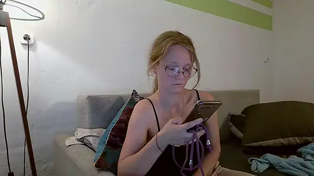 Snapshot of little-leni chatting on April 28, 7:08 pm little-leni online show from April 28, 7:08 pm