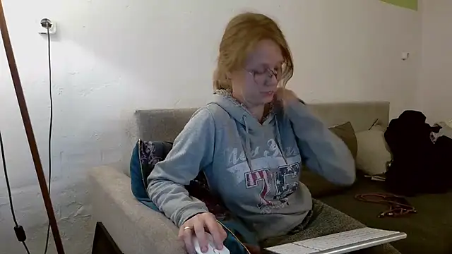 Snapshot of little-leni chatting on May 2, 7:30 pm little-leni online show from May 2, 7:30 pm