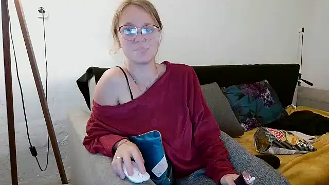 Snapshot of little-leni chatting on May 9, 8:47 pm little-leni online show from May 9, 8:47 pm