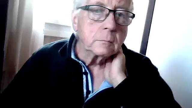 Snapshot of johnjohn622662 chatting on May 21, 3:19 pm johnjohn622662 online show from May 21, 3:19 pm