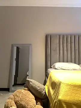 Snapshot of CurvyDesire1 chatting on April 9, 5:07 am CurvyDesire1 online show from April 9, 5:07 am