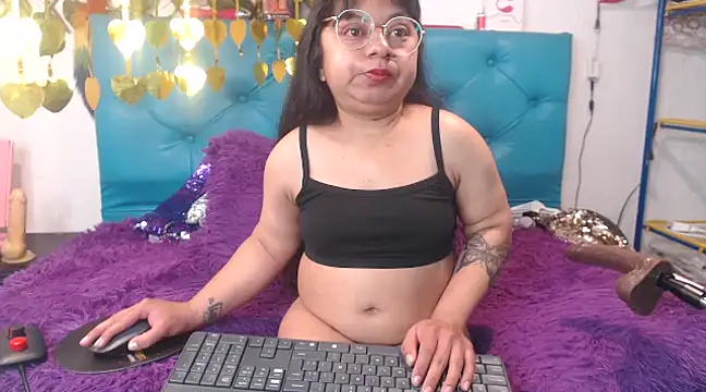 Snapshot of SARAWILLS chatting on March 11, 1:34 pm SARAWILLS online show from March 11, 1:34 pm