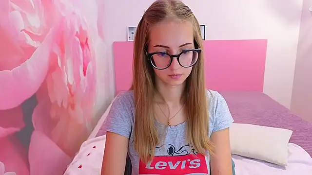 AliceAdams online show from September 22, 6:15 am