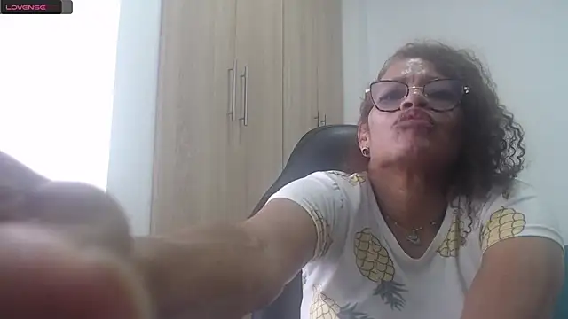 Snapshot of BustyMilf_ chatting on January 28, 4:30 pm BustyMilf online show from January 28, 4:30 pm