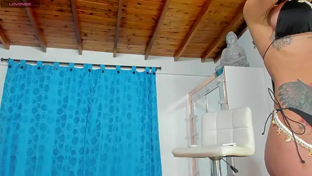 Snapshot of emily_hornett chatting on April 7, 2:23 am emily hornett online show from April 7, 2:23 am