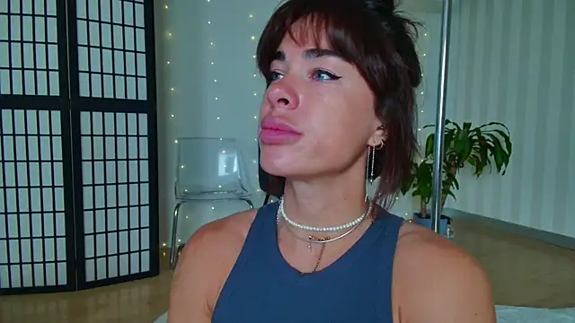 girl nextd00r online show from February 12, 1:06 pm