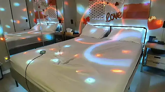 Snapshot of MikyFoxx chatting on February 14, 9:13 am MikyFoxx online show from February 14, 9:13 am