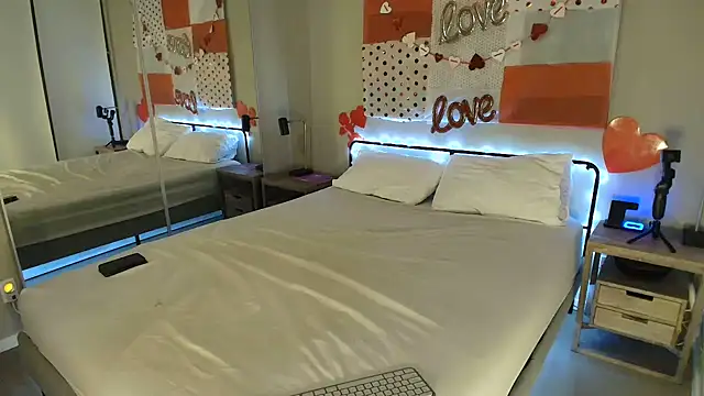 Snapshot of MikyFoxx chatting on February 18, 2:49 am MikyFoxx online show from February 18, 2:49 am