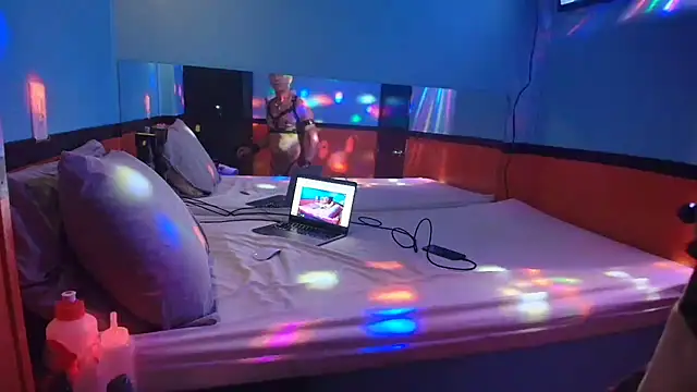 Snapshot of MikyFoxx chatting on March 16, 1:07 am MikyFoxx online show from March 16, 1:07 am