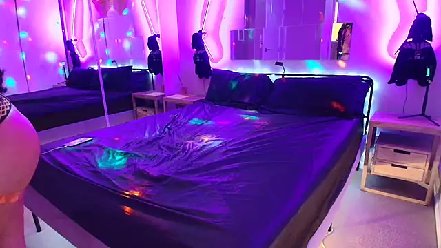 Snapshot of MikyFoxx chatting on November 1, 4:14 am MikyFoxx online show from November 1, 4:14 am